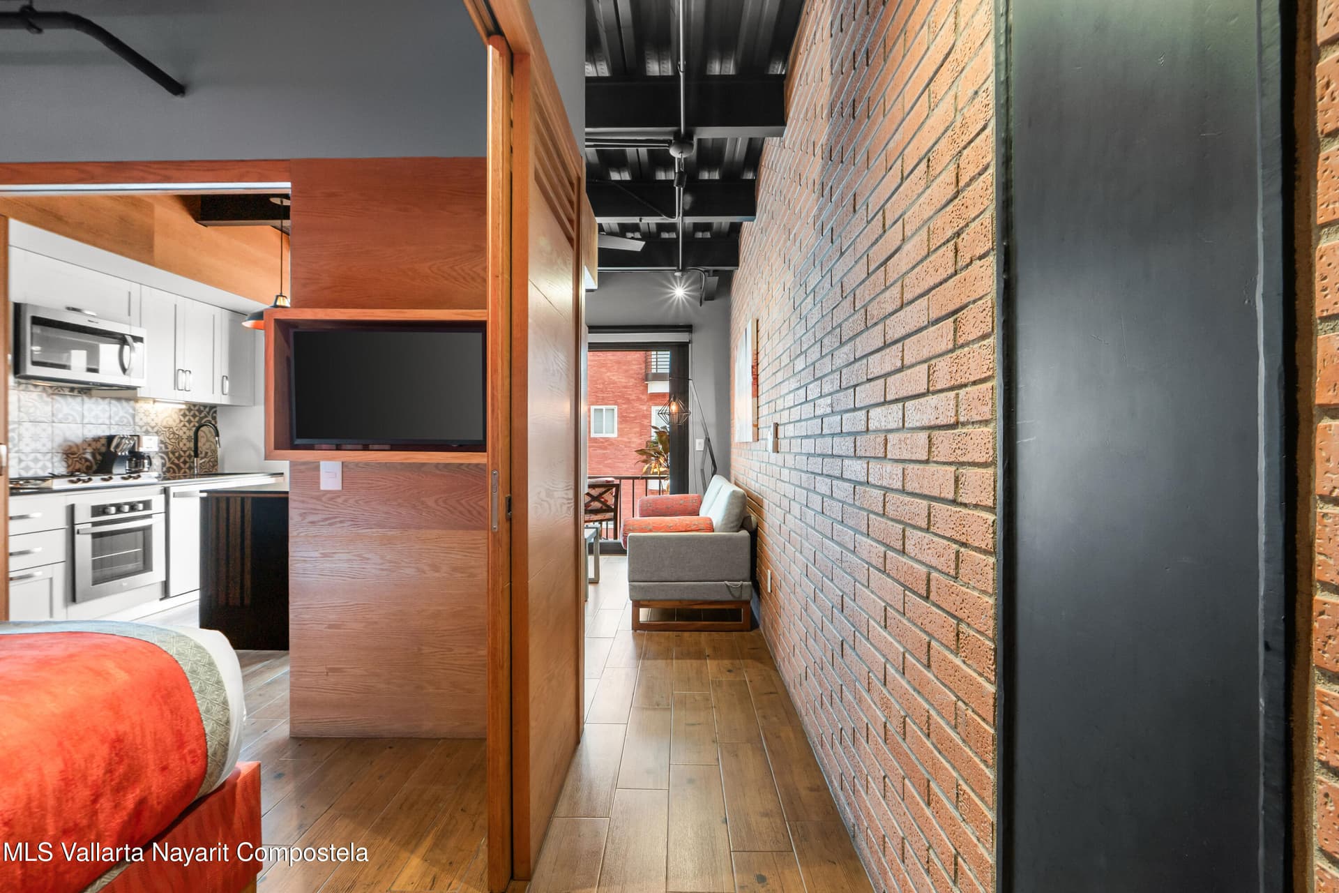 Chic by Pinnacle 32