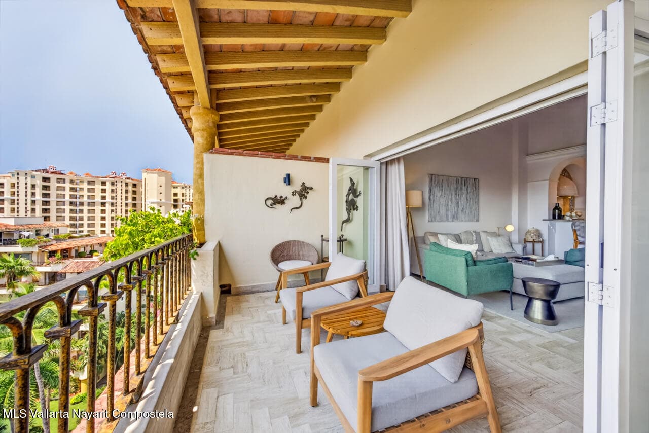 Velas Vallarta 30