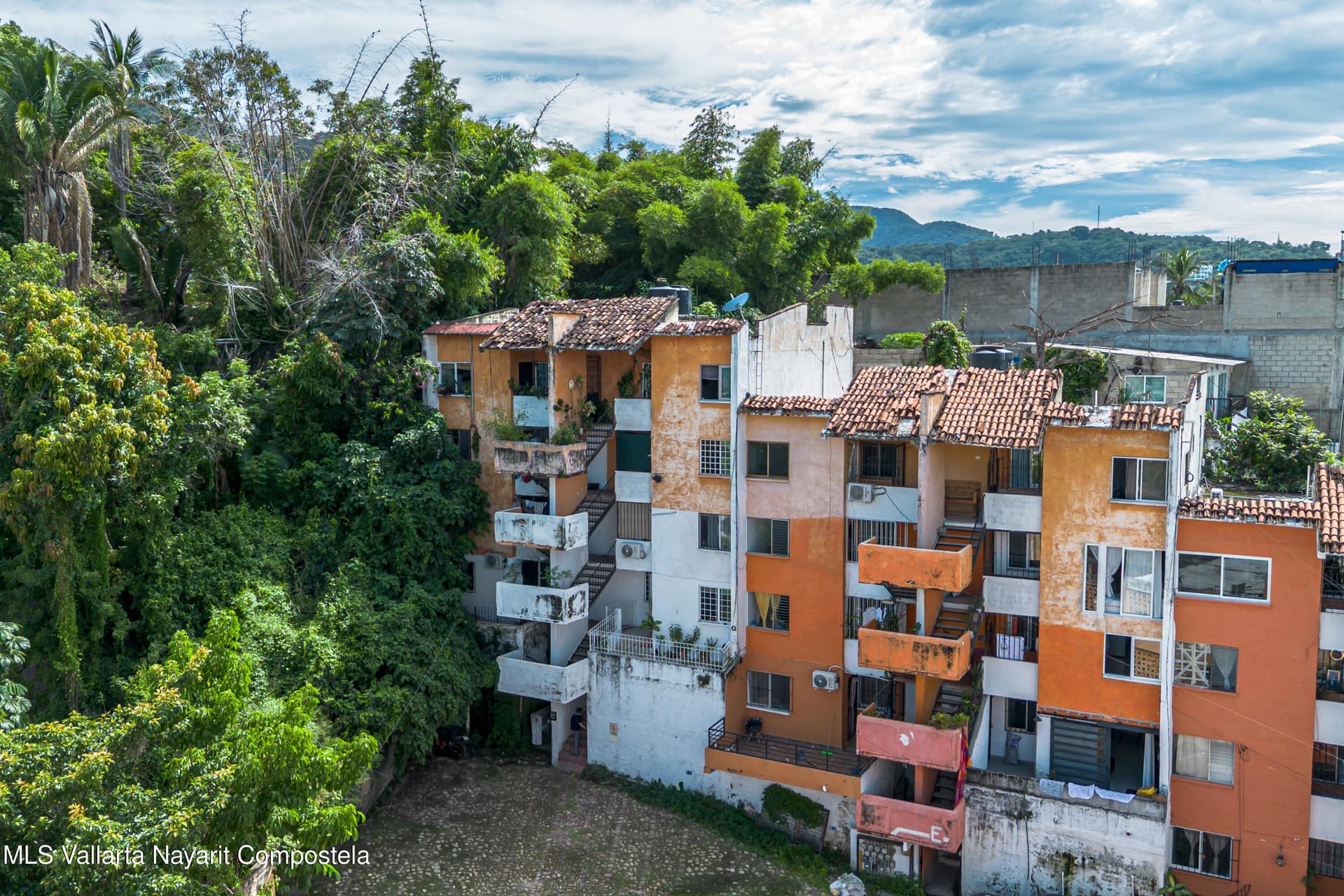 200 Paseo de las Palmas 8